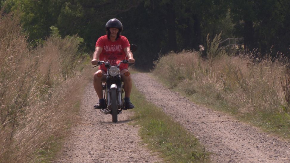 Motorradfahrer auf einem Feldweg. Quelle: rbb