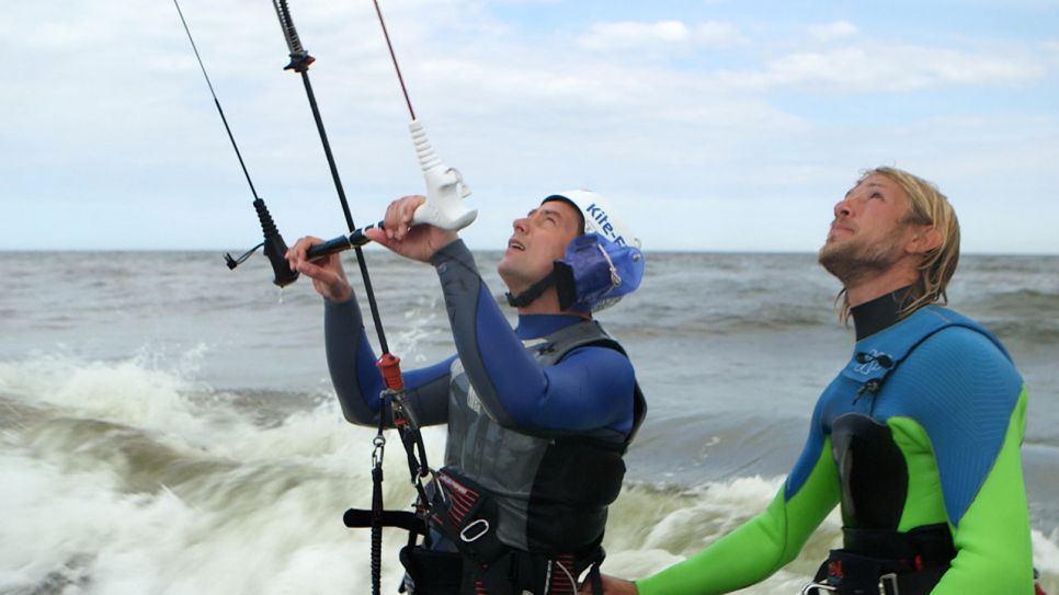 Sascha Hingst lernt Kitesurfen (Bild: rbb)