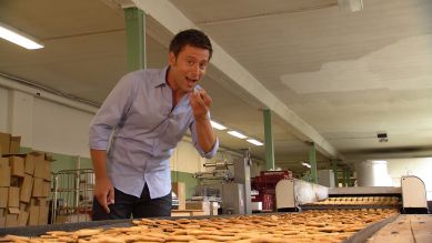 Sascha Hingst beim probieren der Kekse in der Keksfabrik in Stolberg. Quelle: rbb