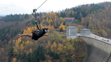 Ein Mann rutscht am 11.11.2012 an einem 1000 Meter langen Drahtseil mit einer Geschwindigkeit von bis zu 90 Kilometern pro Stunde quer durch den grauen Harzhimmel. Quelle: dpa