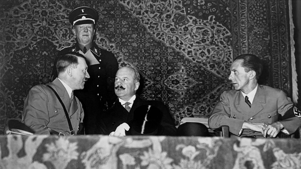 André Francois-Ponçet mit Adolf Hitler und Joseph Goebbels, 1935 (Bild: rbb/Fonds AFP)