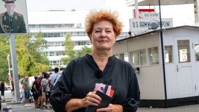 Ingrid Thörnqvist am Checkpoint Charlie (Bild: rbb/Schulz & Wendelmann Film)