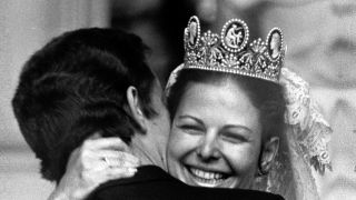 Vor Glück strahlend umarmt Königin Silvia nach ihrer Hochzeit am 19.06.1976 einen ihrer Brüder (Bild: picture-alliance / dpa)