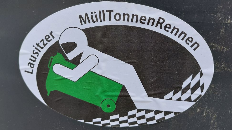 Mülltonnenrennen in Sellessen (Bild: rbb/Jasmin Schomber - Krause)