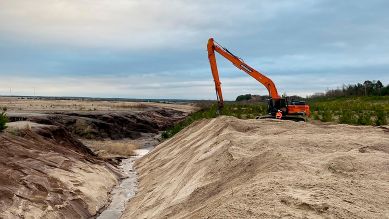 Sanierungsarbeiten im ehemaligen Braunkohle-Tagebau, der zum Cottbuser Ostsee werden soll (Bild: rbb)