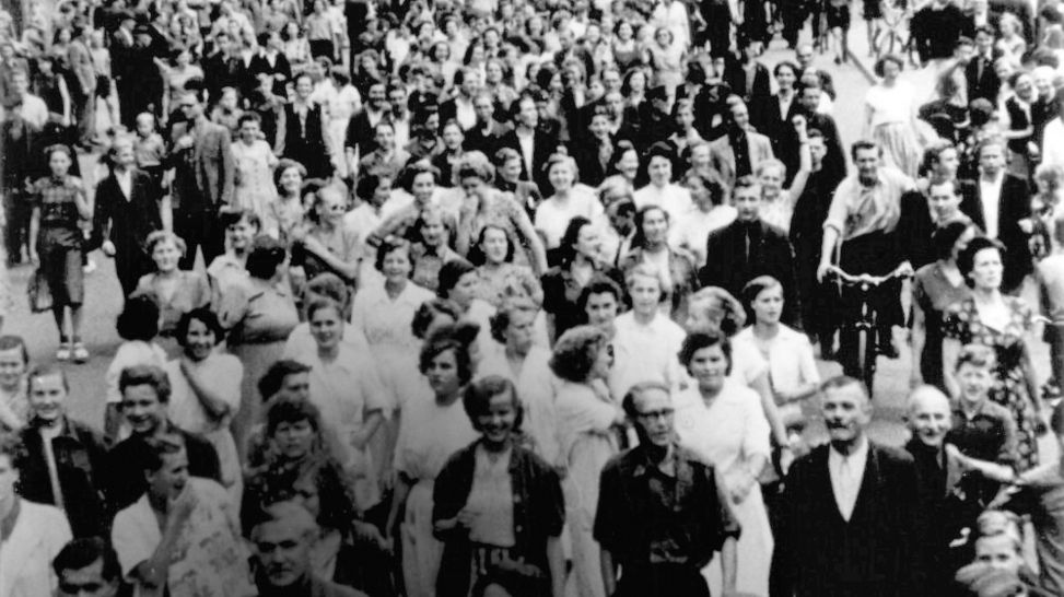 Menschenmassen auf dem Marktplatz in Halle, 17. Juni 1953. (Bild: rbb/Alexander K. Ammer)