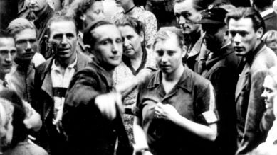 Menschen vor dem Untersuchungsgefängnis in der kleinen Steinstraße, Halle am 17. Juni 1953 (Bild: Albert Ammer; Quelle: rbb / Archiv Alexander K. Ammer)