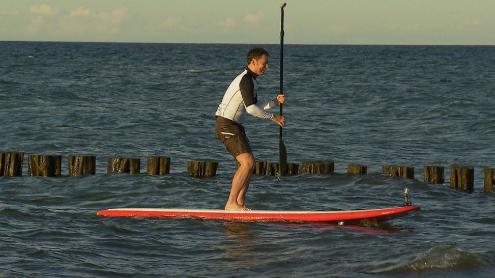 Sascha beim Stand-Up-Paddle in Zingst, Quelle: rbb