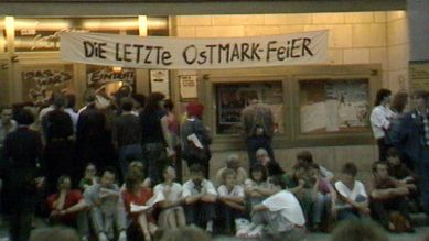 Die letzte Ostmark-Feier (Bild: RBB)