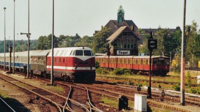 S-Bahn und Franzosenzug im Jahr 1983: Die DDR-Reichsbahn wickelte den gesamten Personen- und Güterverkehr in Westberlin ab auch die Interzonenzüge der Westalliierten. Quelle: rbb/Peter Bley