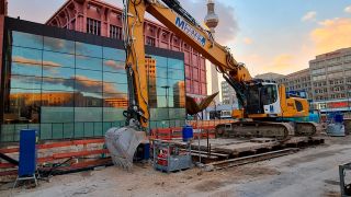 Baustelle mit Bagger am Alexanderplatz vor dem Alexa (Bild: rbb/Thomas Balzer)