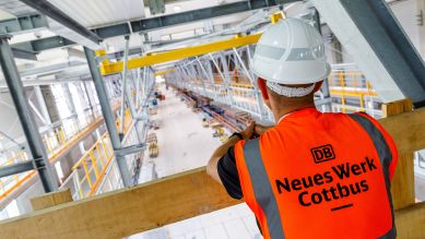Arbeiter blickt in die Baustelle des Bahnwerks cottbus mit neuer ICE Instandsetzungshalle (Bild: IMAGO / Andreas Franke)