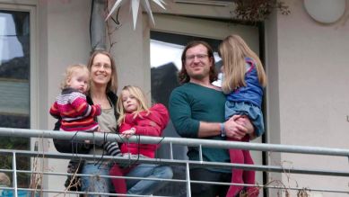Jana Weber und Kai Lehmann mit Kindern im Arm, Hausprojekt La Vida Verde (Bild: rbb)