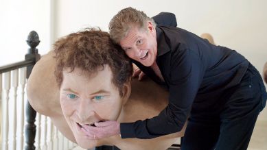 David Hasselhoff umarmt eine riesige Figur von sich selbst (Bild: rbb/spoonfilm)