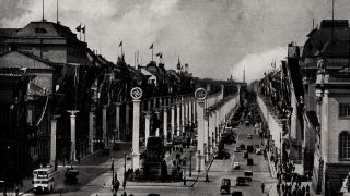 Berlin Mitte, Unter den Linden im Festschmuck, Brandenburger Tor 1933 (Bild: picture alliance / arkivi )