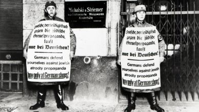 SA-Braunhemden vor einem jüdischen Geschäft mit Schildern mit der Aufschrift: "Deutsche, wehrt euch gegen jüdische Gräuelpropaganda, kauft nur in deutschen Geschäften!" April 1933 (Bild: picture alliance / Mary Evans Picture Library)