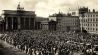 Berlin Mitte, Blick vom Hotel Adlon auf die Aufziehende Wache vor dem Brandenburger Tor um 1933 (Foto: Arkivi-Bildagentur/akpool GmbH)