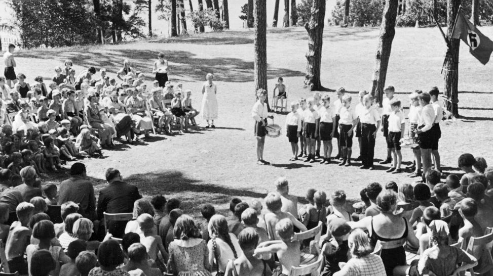 Knabenchor der Hitlerjugend Berlin-Wannsee singt 1933 im Strandbad Wannsee (Bild: picture alliance / akg-images)