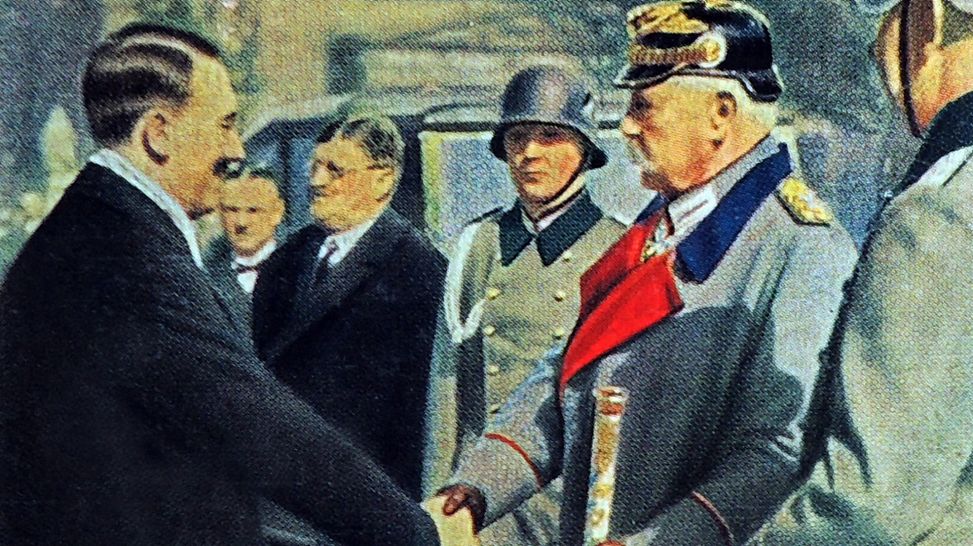 Adolf Hitler trifft Präsident Paul von Hindenburg (Bild: picture alliance / World History Archive)