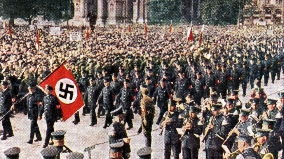 Nazi-Kundgebung in Berlin um 1933 (Bild: picture alliance / World History Archive )