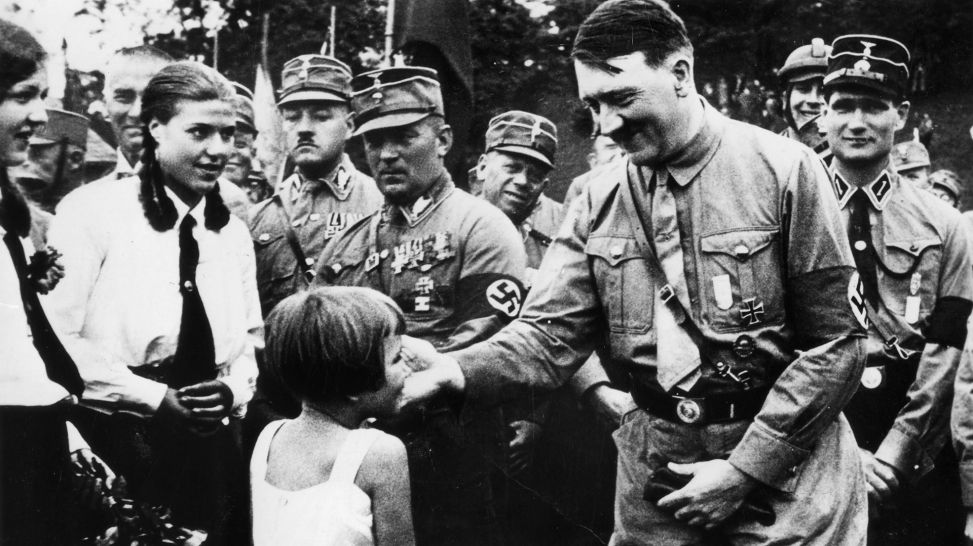 Hitler begrüsst kleines Maedchen, 1933 (Bild: picture-alliance / akg-images )
