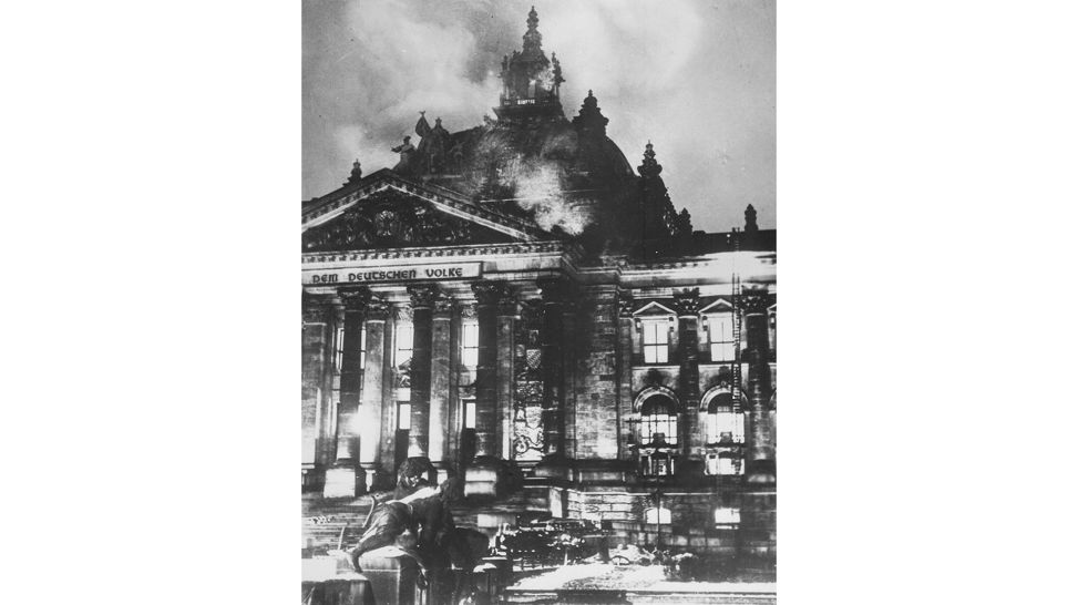 - Feuerwehrarbeiten am brennenden Reichstagsgebäude, Februar 1933 (Bild: rbb/U.S. National Archives and Records Administration)