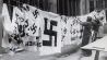 Hakenkreuzfahnen für den "Tag der nationalen Arbeit" (1. Mai) werden in einer Berliner Fahnenfabrik vor der Färbung zum Trocknen aufgehängt, Berlin 1933 (Bild: picture-alliance / brandstaetter images/Austrian Archives)