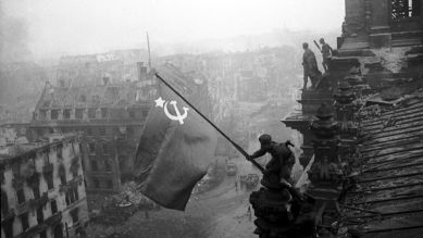 Sowjetische Flagge auf dem Reichstag (Quelle: rbb//Sovfoto/Universal Images Group via Getty Images)