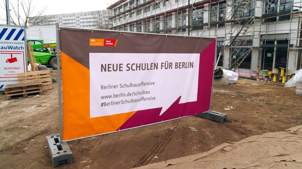 Werbeaufsteller mit Schriftzug "Neue Schulen für Berlin" (Bild: rbb/Tom Berghaus)