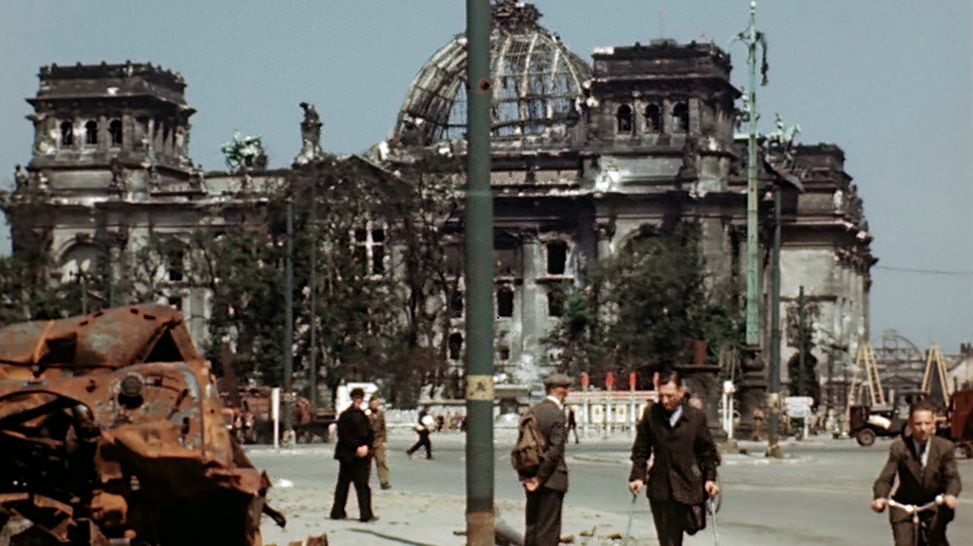Kriegszerstörter Reichstag 1945 (Bild: rbb)