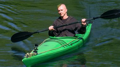 Geigenbauer Thomas R. paddelt in seiner Freizeit gern auf dem Landwehrkanal. © rbb