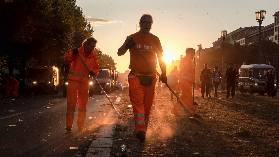 Reinigungskräfte der BSR reinigen die Straße, Foto: imago/Christian Mang