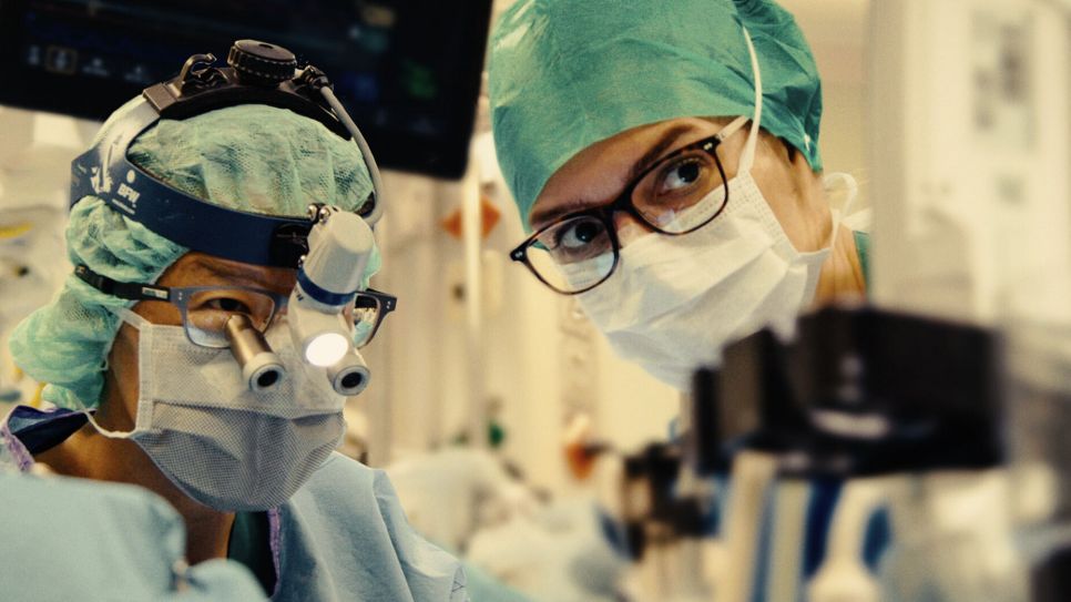 Ein Spenderherz wird im Deutschen Herzzentrum der Charité transplantiert (Bild: r