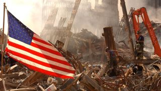 Eine US-amerikanische Flagge weht auf dem Trümmerfeld nach dem Einsturz beider Türme des World Trade Centers (Bild: rbb/ARD/Andrea Booher/ FEMA News)
