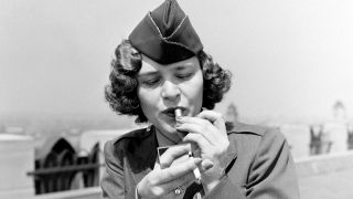 Margaret Bourke-White in Uniform mit Zigarette (Bild: rbb/Shutterstock/LIFE-Collection)