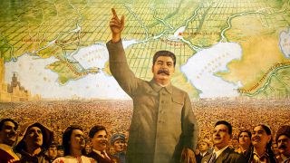 Stalin, "der Vater der Völker" als Heldenbild in einer Menschenmasse (Bild: MDR/Galerie Bilderwelt)