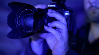 Der Blaulichtreporter mit Kamera (Bild: rbb/Sebastian Schneider) (Bild: rbb/Sebastian Schneider)