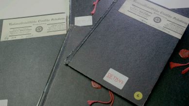 Die gefälschten Tagebücher von Konrad Kujau (Bild: rbb/SWR/Boris Mahlau)