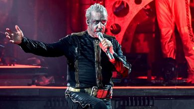 Till Lindemann, Frontsänger von Rammstein, steht während eines Deutschland-Konzerts am 18.06.2022 auf der Bühne (Bild: picture alliance/dpa | Malte Krudewig)