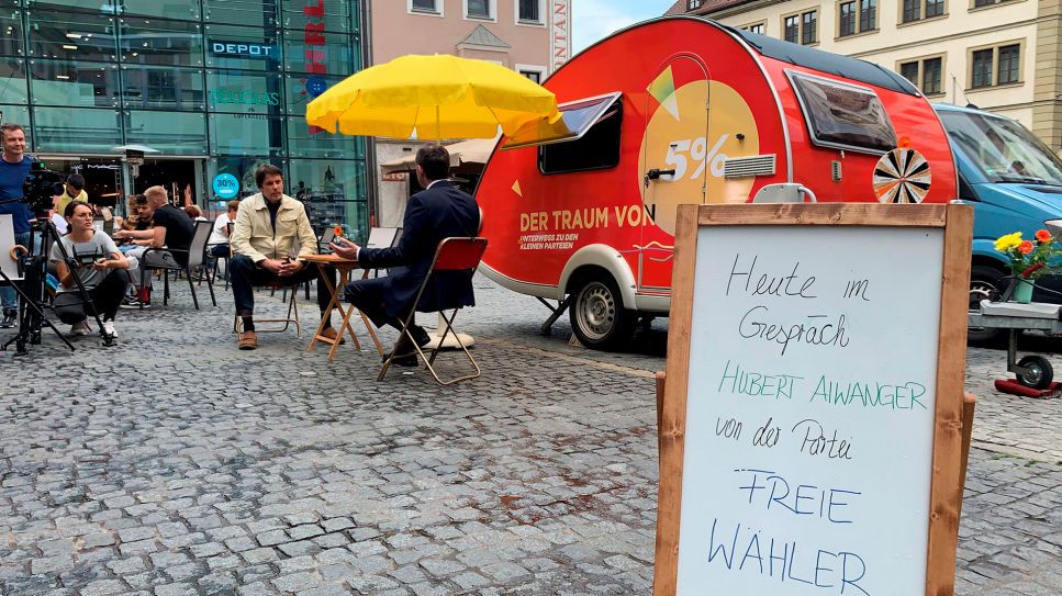 Ein feuerroter Wohnwagen und viele kleine Parteien: Verabredung mit den Freien Wählern in Würzburg (Bild: rbb)