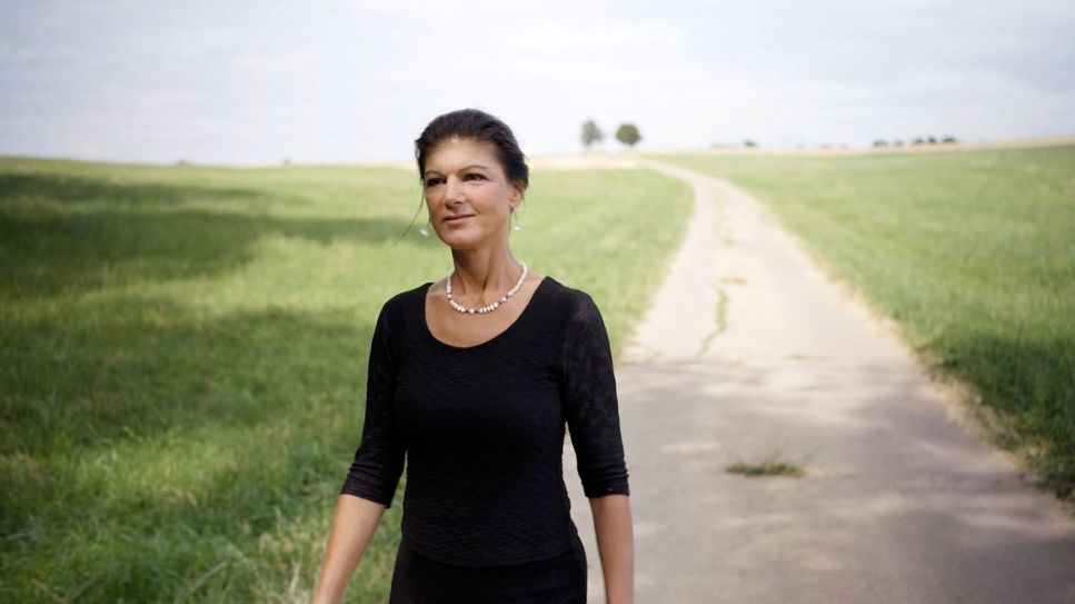 Sahra Wagenknecht auf einem Feldweg (Quelle: NDR/Florian Kössl)