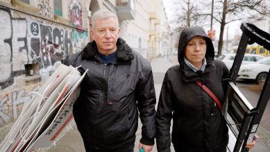 Thomas Nord und Elke Breitenbach mit Wahlplakaten und Leiter auf einen Gehweg. (Quelle: NDR/Ronald Schütze)