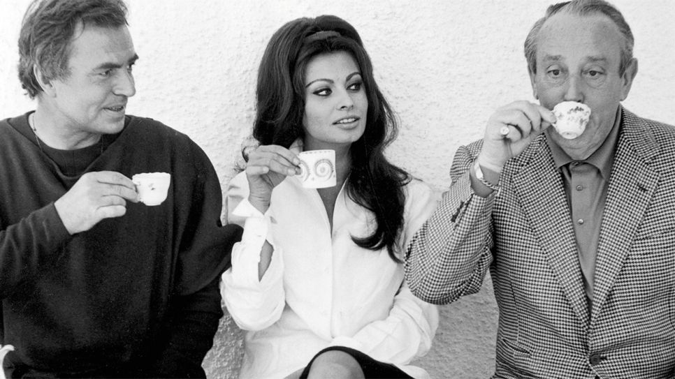 Foto auf dem James Mason, Sophia Loren und Michal Waszynski Kaffee trinken. Bild: (rbb/Matthias Miegel)