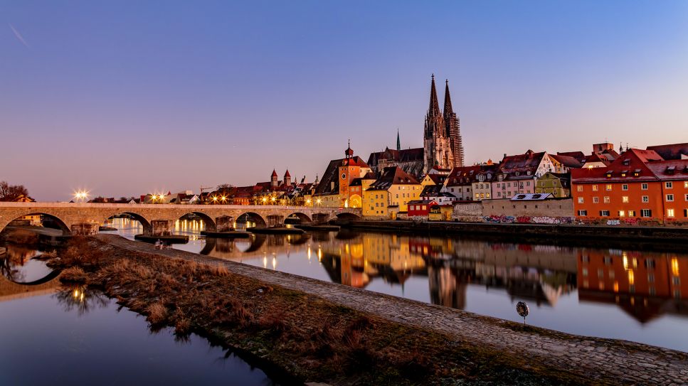Blick auf den Regensburger Dom und die steinerne Brücke über die Donau im Winter in Regensburg (Bild: picture alliance / Zoonar | Dirk Rueter)
