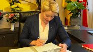 Die Regierende Bürgermeisterin Franziska Giffey am Schreibtisch in ihrem Büro (Bild: rbb/Silke Cölln)