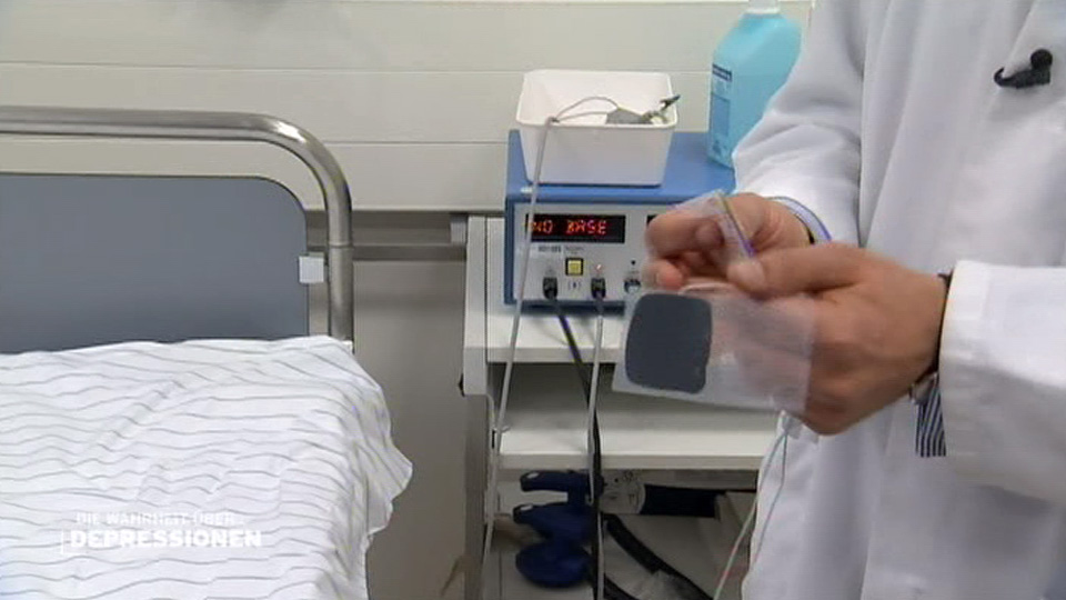 Arzt zeigt Elektroden (Quelle: rbb)