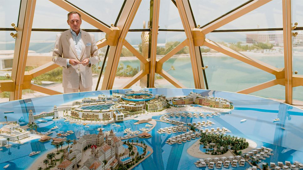 Josef Kleinschmidt zeigt das Modell der World Inseln vor der Küste Dubai (Bild: rbb/Henning Bruemmer)