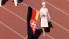 Fahnenträgerin Ingrid Engel-Krämer bein Einmarsch ins Olympiastadion (Bild: rbb/IOC)