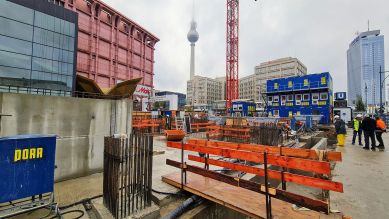 Baustelle Alexanderplatz: Die Bauarbeiten neben dem Einkaufszentrum Alexa sind ins Stocken geraten (Bild: rbb/Thomas Balzer)