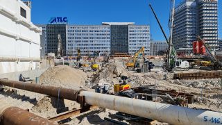 Baustelle Alexanderplatz: Die Baugrube für ein 130 Meter Hochhaus eines französischen Investors ist bereits ausgehoben (Bild: rbb/Thomas Balzer)